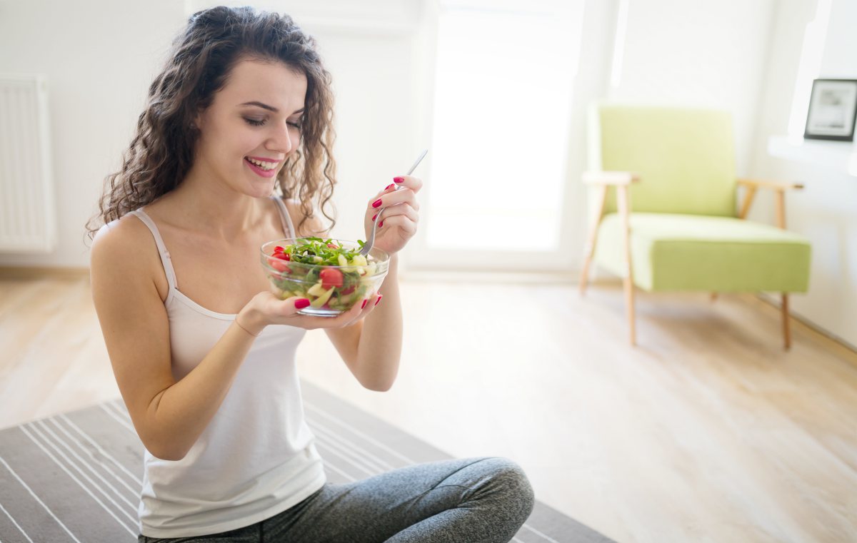 woman eating salad | Great Low Cholesterol Recipes You Can Enjoy At Any Age | low cholesterol dinner recipes